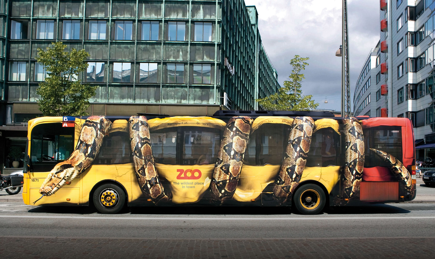 Zoo snakeBus Гигантский удав сжимает городской автобус в Копенгагене.